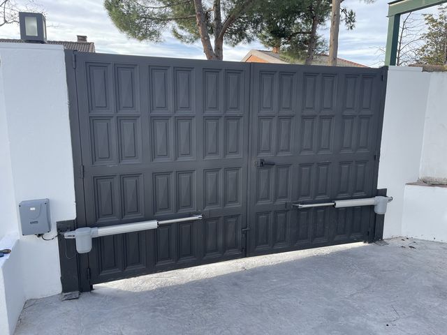 Puerta metálica automatizada de dos hojas con motor