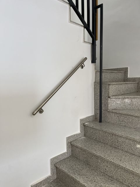 Pasamanos de acero inoxidable en escalera