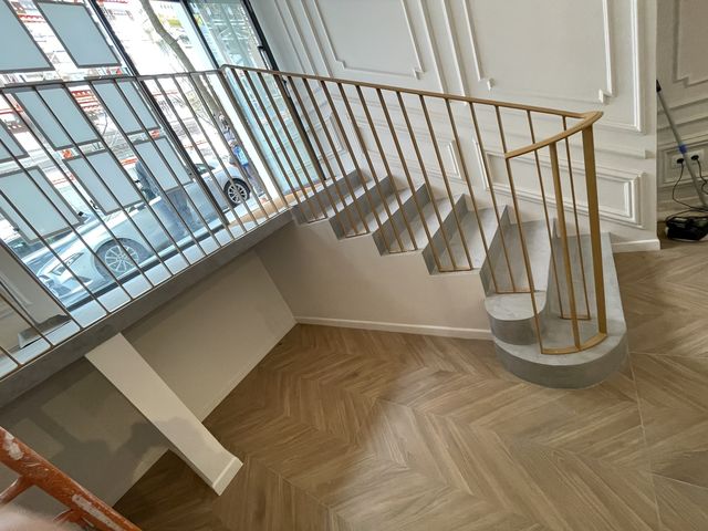 Barandilla metálica en escalera curva de interior