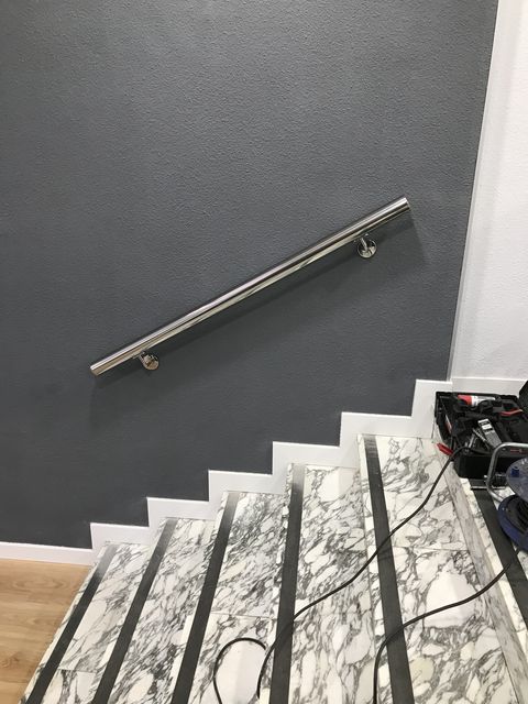Pasamanos metálico de pared en escalera interior