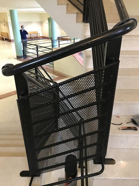 Barandilla metálica con panel perforado en interior