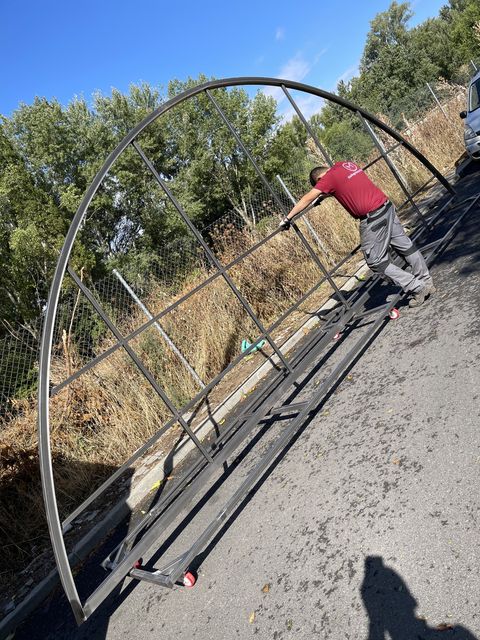 Estructura metálica curva en proceso de montaje exterior