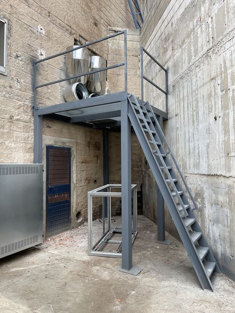 Estructura metálica industrial con escalera de acceso