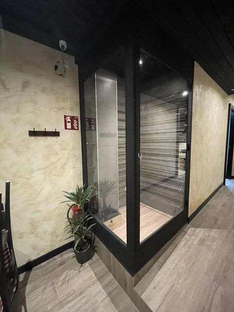 Estructura metálica y cristal a modo de cabina interior