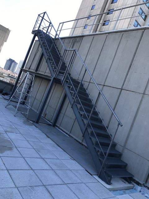 Estructura de escalera metálica exterior