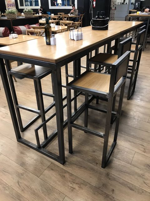 Mesa alta y taburetes metálicos fabricados a medida