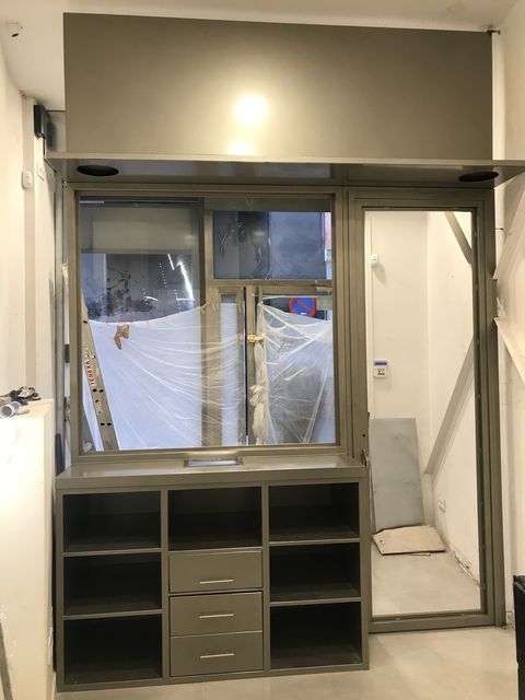 Mueble metálico a medida integrado junto a ventana