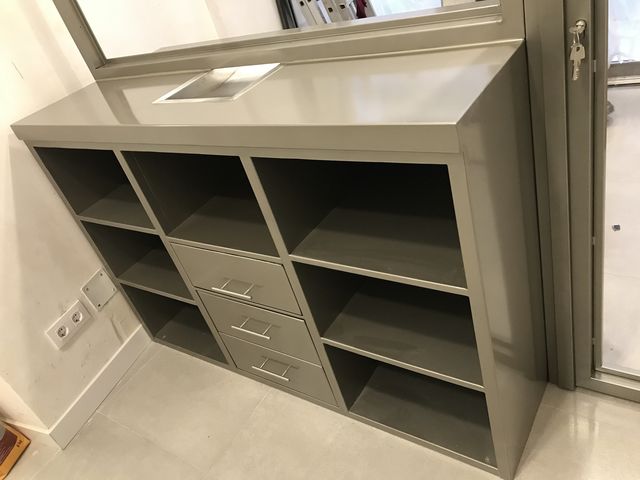 Mueble metálico con estantería y cajones a medida