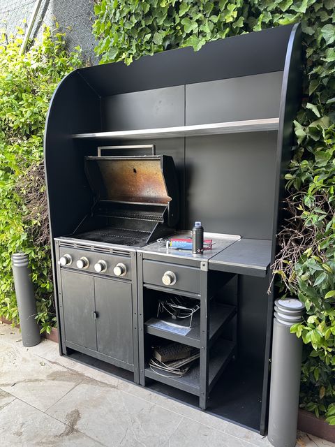 Cocina exterior metálica a medida con barbacoa