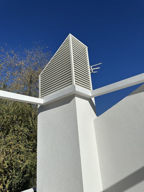 Remate metálico de lamas sobre chimenea o columna