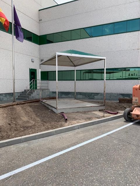 Marquesina metálica de acceso en edificio
