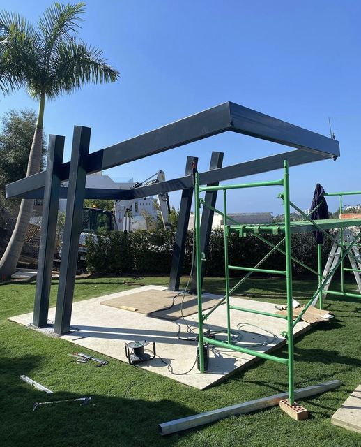 Estructura de pérgola metálica en proceso de montaje