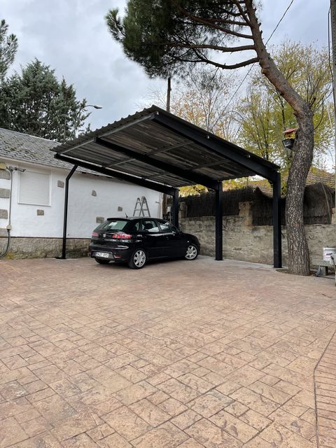 Pérgola metálica cubierta para cochera