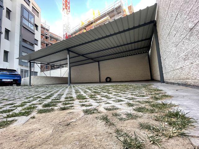Pérgola metálica de gran longitud en patio interior