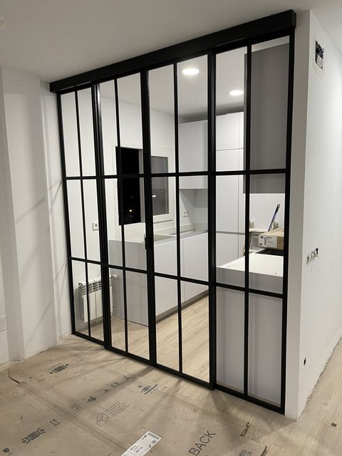 Puerta metálica acristalada como separación interior