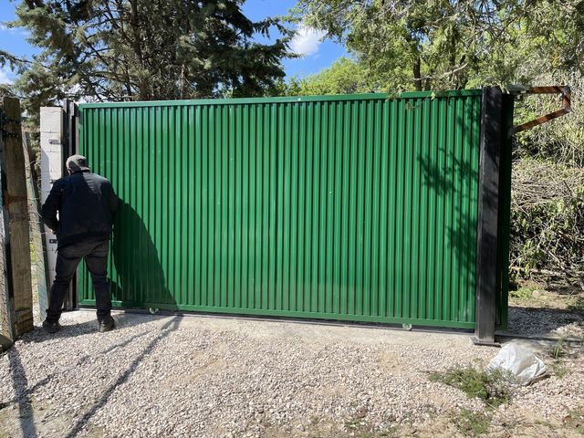 Puerta metálica corredera de acceso a vivienda
