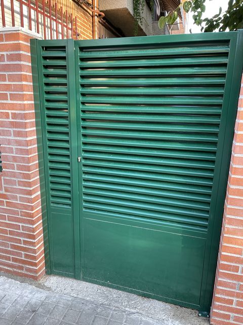 Puerta metálica con lamas horizontales