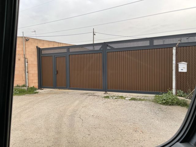 Puerta metálica de acceso a finca