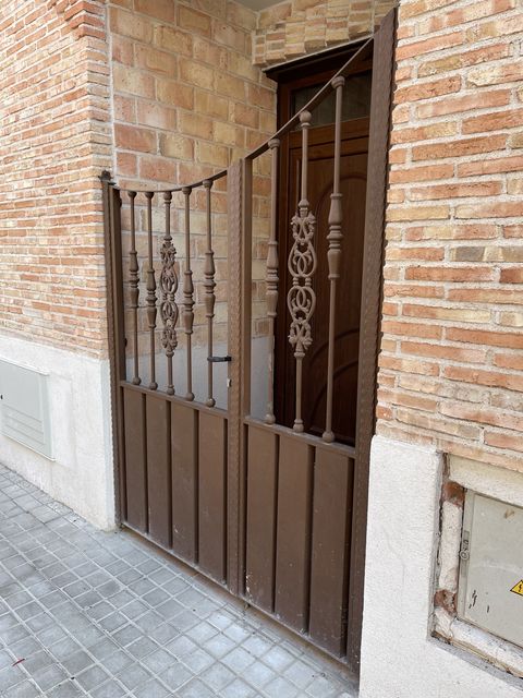 Puerta de entrada de forja con trabajo ornamental