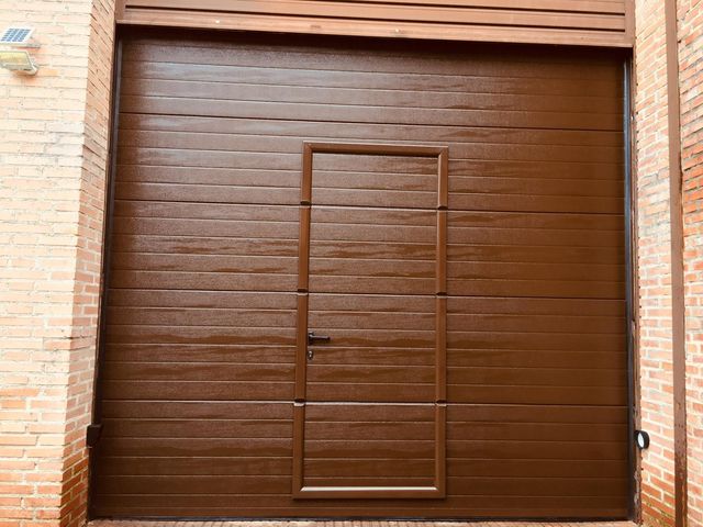 Puerta de garaje metálica seccional con acabado imitación madera