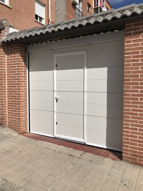Puerta metálica seccional pequeña, de acceso a trastero