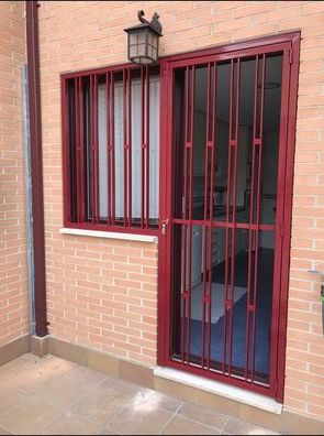 Puerta de reja metálica de seguridad en acceso a vivienda
