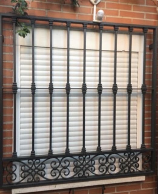 Reja de ventana con trabajo de forja ornamental