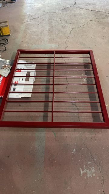 Reja metálica roja en proceso de fabricación en taller