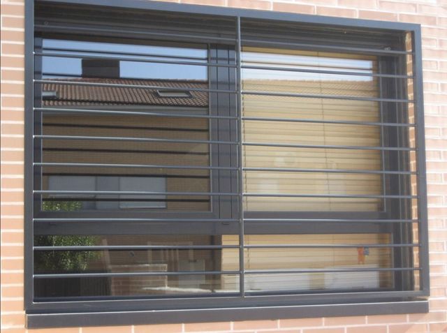 Detalle de ventana metálica en fachada
